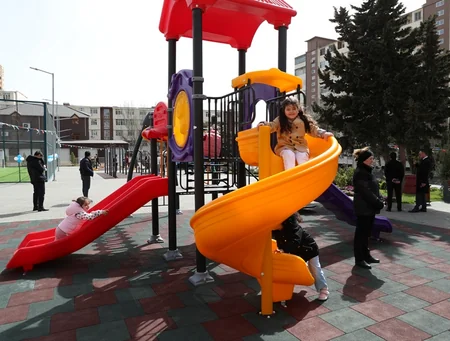 Leyla Əliyeva Bizim həyət layihəsi çərçivəsində növbəti həyətin açılışında iştirak edib