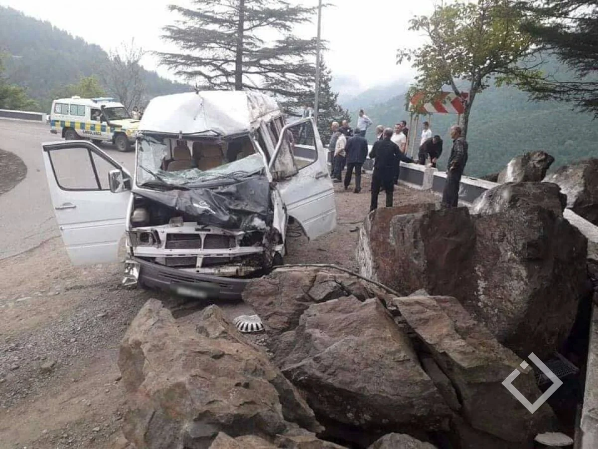 Gürcüstanda sərnişin mikroavtobusu qəzaya düşüb, ölən və yaralananlar var