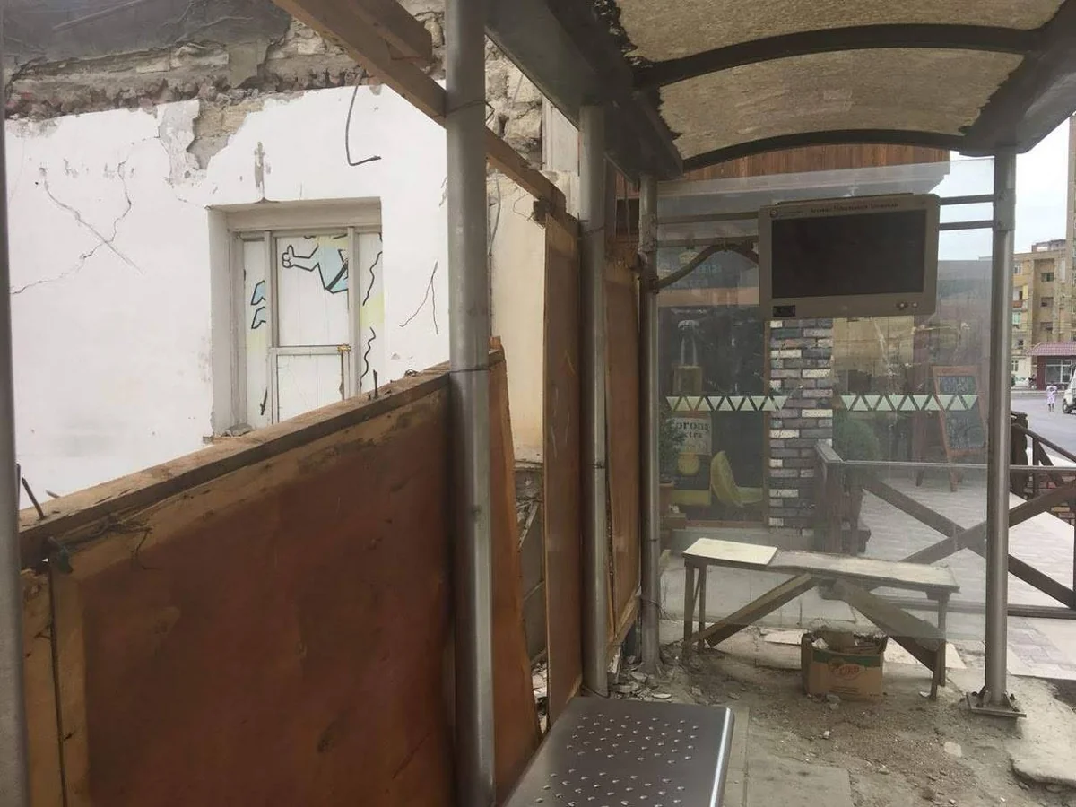 Bakıda ətrafı hasarlanmış avtobus dayanacağı aşkar edilib