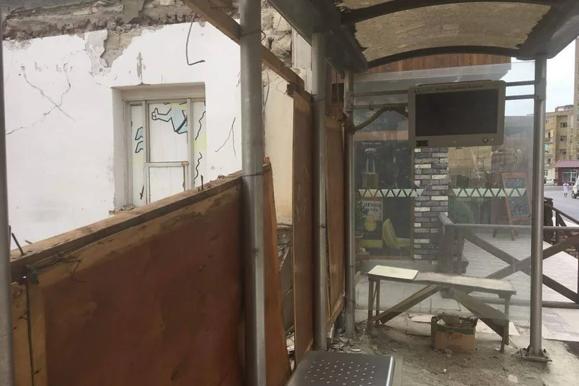 Bakıda ətrafı hasarlanmış avtobus dayanacağı aşkar edilib