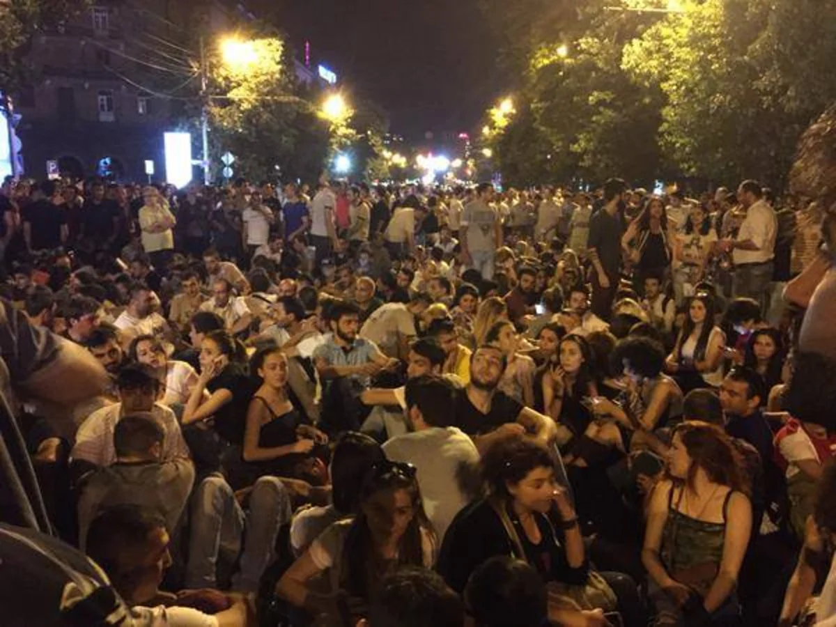 В центре Еревана сотни человек вышли на очередной митинг
