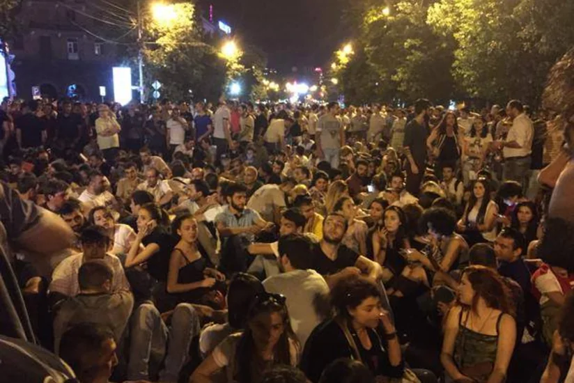 В центре Еревана сотни человек вышли на очередной митинг