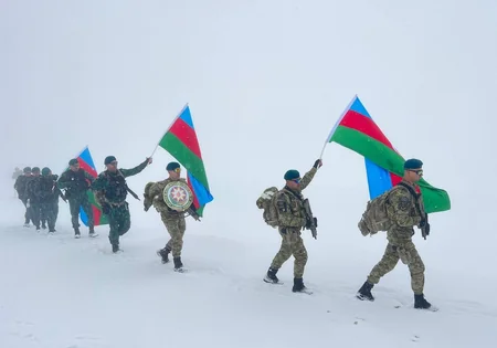 Bir qrup sərhədçi “Heydər Əliyev zirvəsi”nə qalxıb