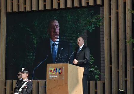 İlham Əliyev “Milan Expo 2015” sərgisində dövlət bayraqlarının qaldırılması mərasimində iştirak edib
