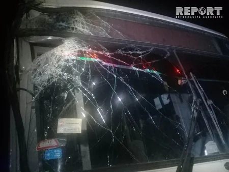 Bakıda sərnişin avtobusu yük maşınına çırpılıb, yaralananlar var - FOTO