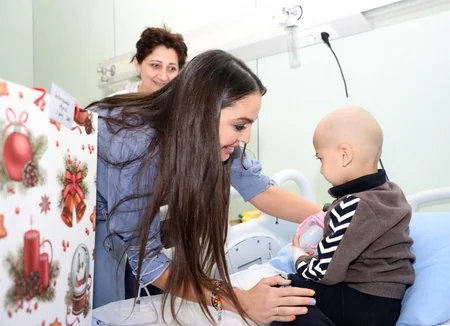 Лейла Алиева навестила детей, получающих лечение в Детской клинике Национального центра онкологии