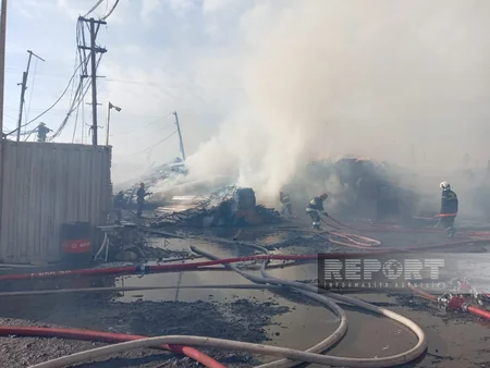 Bakıda inşaat materialları bazarındakı yanğının açıq alov mənbələri söndürülüb - YENİLƏNİB-7