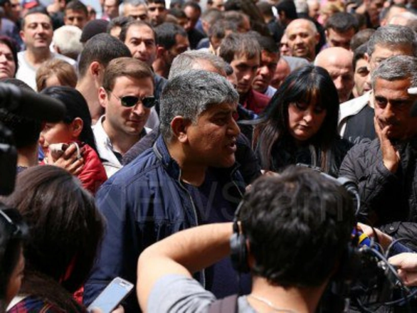 Ermənistanda bir qrup sahibkar ölkə parlamentinin qarşısında aksiya keçirib