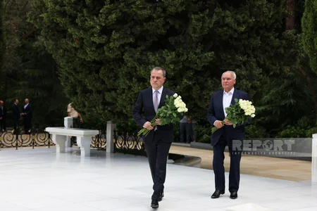 XİN-in rəhbər heyəti Fəxri və Şəhidlər xiyabanlarını ziyarət edib