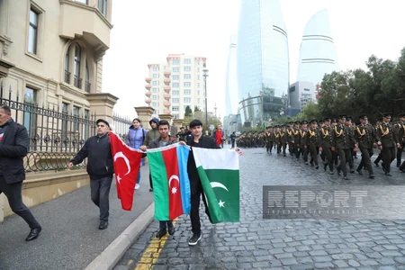 Bakıda hərbi orkestrlərin müşayiəti ilə Zəfər yürüşü keçirilib - YENİLƏNİB