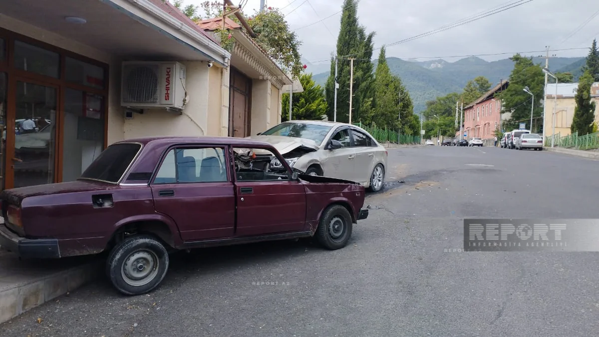 Oğuzda qadın sürücü qəza törədib, xəsarət alanlar var