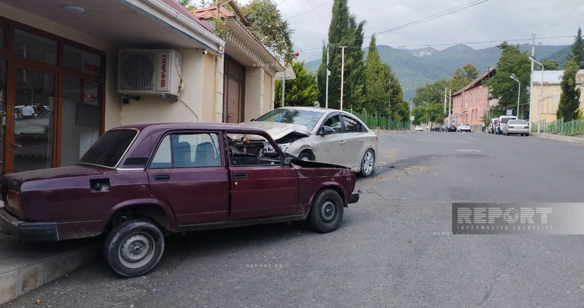 Oğuzda qadın sürücü qəza törədib, xəsarət alanlar var