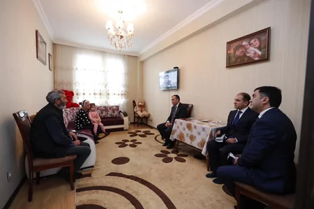 Sahil Babayev Gəncə terrorunda valideynlərini itirən Nilayla görüşüb