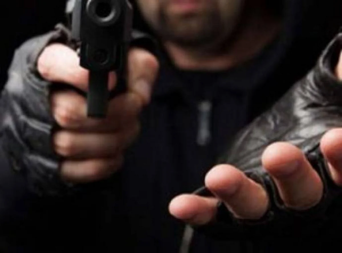 ​Bakıda qadının evinə silahlı basqın edən şəxslərin şikayəti əsasında məhkəmə başlayıb