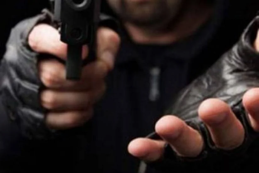 ​Bakıda qadının evinə silahlı basqın edən şəxslərin şikayəti əsasında məhkəmə başlayıb
