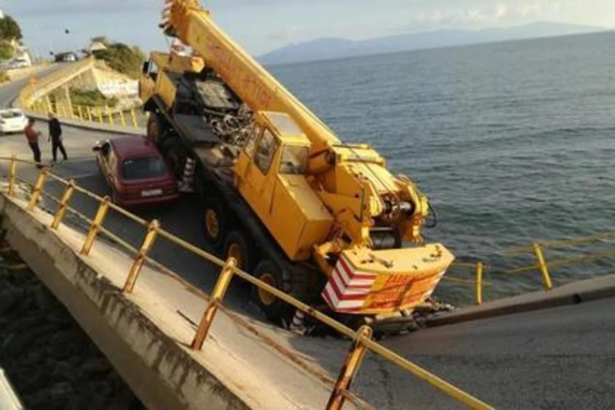 Yunanıstanda avtomobil körpüsü uçub