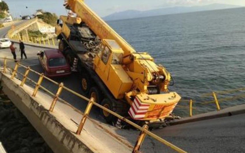 Yunanıstanda avtomobil körpüsü uçub