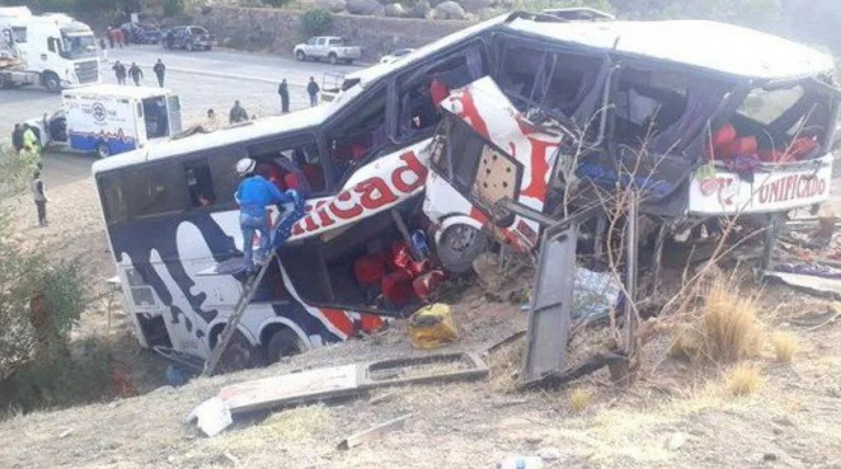 Boliviyada avtobus qayaya çırpılıb, 17 nəfər ölüb
