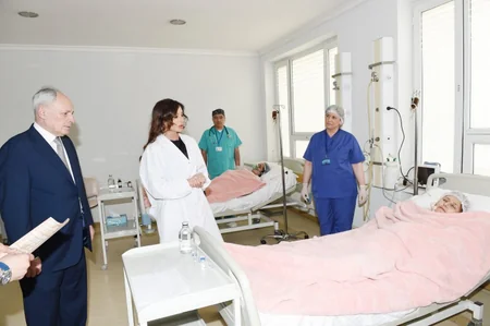 Azərbaycanın birinci xanımı yanğın nəticəsində xəsarət alanların vəziyyəti ilə maraqlanıb
