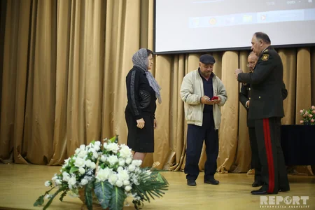 Aprel döyüşlərində şəhid olan hərbçilərin təltif olunduqları medallar ailə üzvlərinə təqdim edilib - FOTO