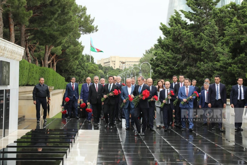 XİN rəhbərliyi Şəhidlər xiyabanını ziyarət edib