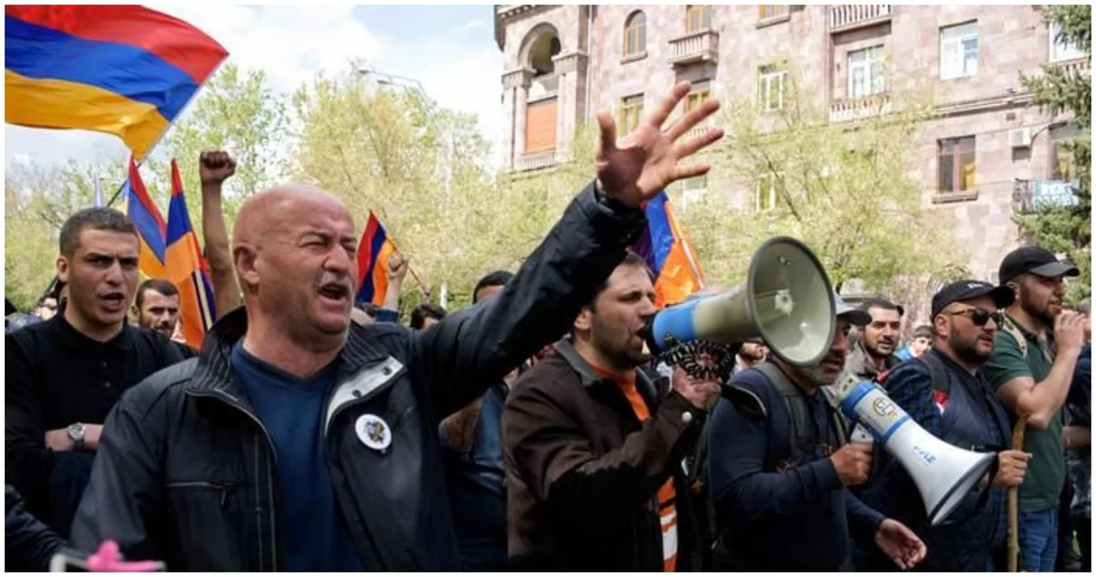 Родители пропавших без вести солдат собрались у здания Минобороны Армении
