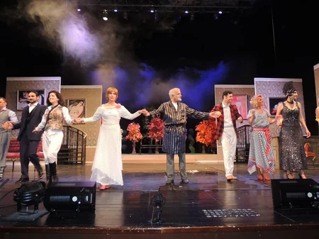 Rus Dram Teatrında Blisslər ailəsi eksentrik komediyasının premyerası olub