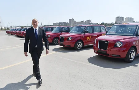 İlham Əliyev Bakıya gətirilmiş yeni London taksiləri ilə tanış olub