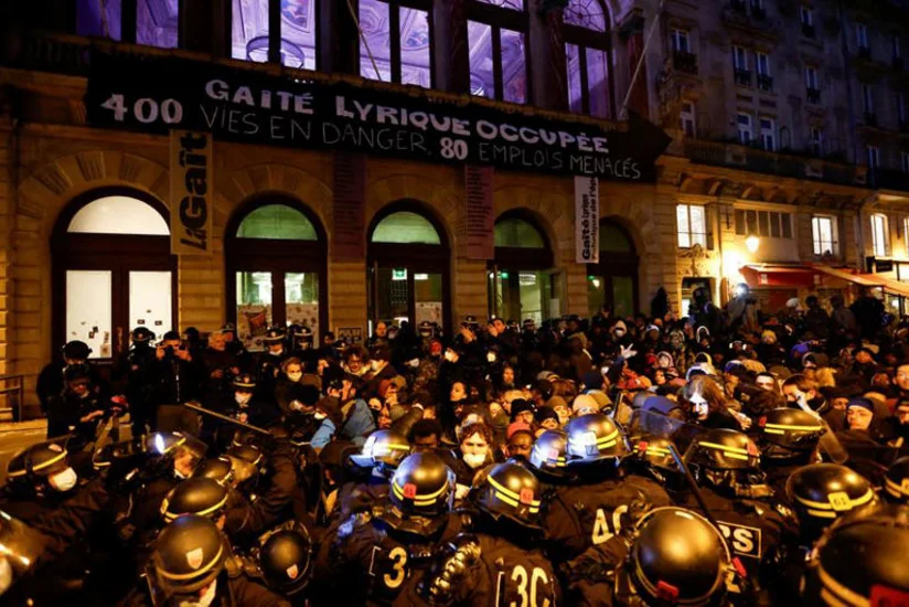 В Париже полиция штурмом взяла здание театра, занятого мигрантами