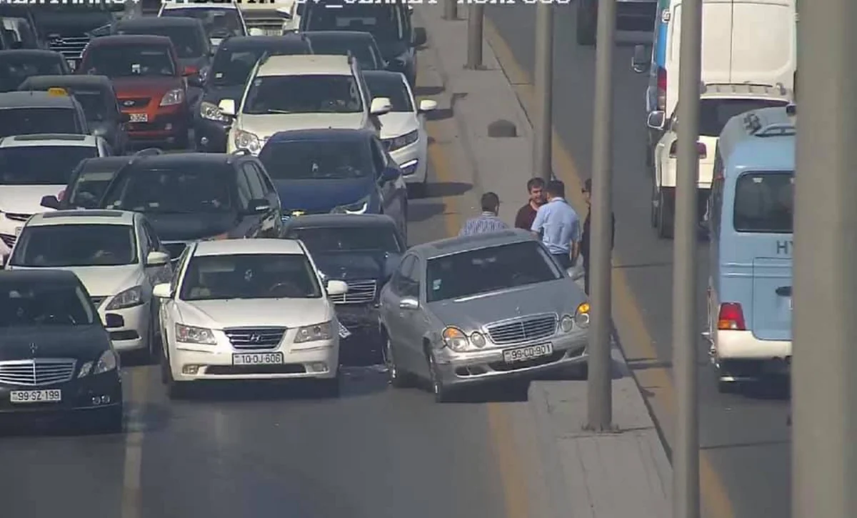 Bakıda yol qəzası olub, tıxac yaranıb