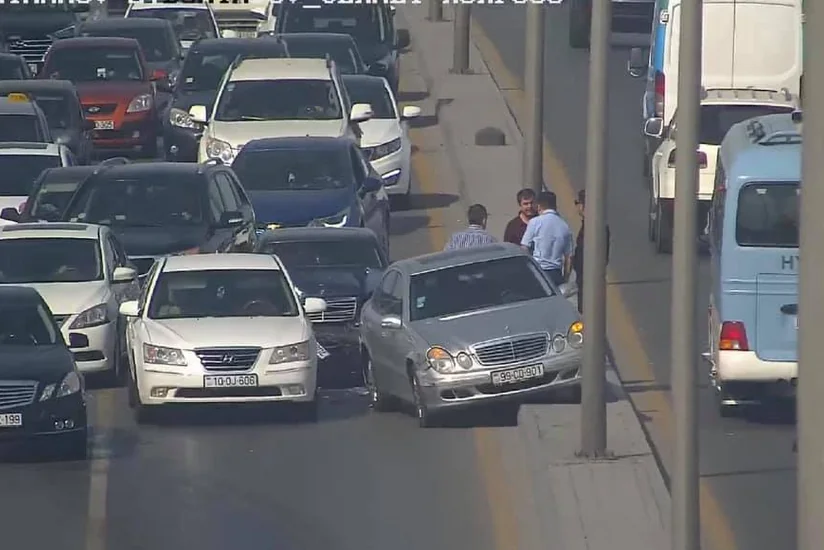 Bakıda yol qəzası olub, tıxac yaranıb