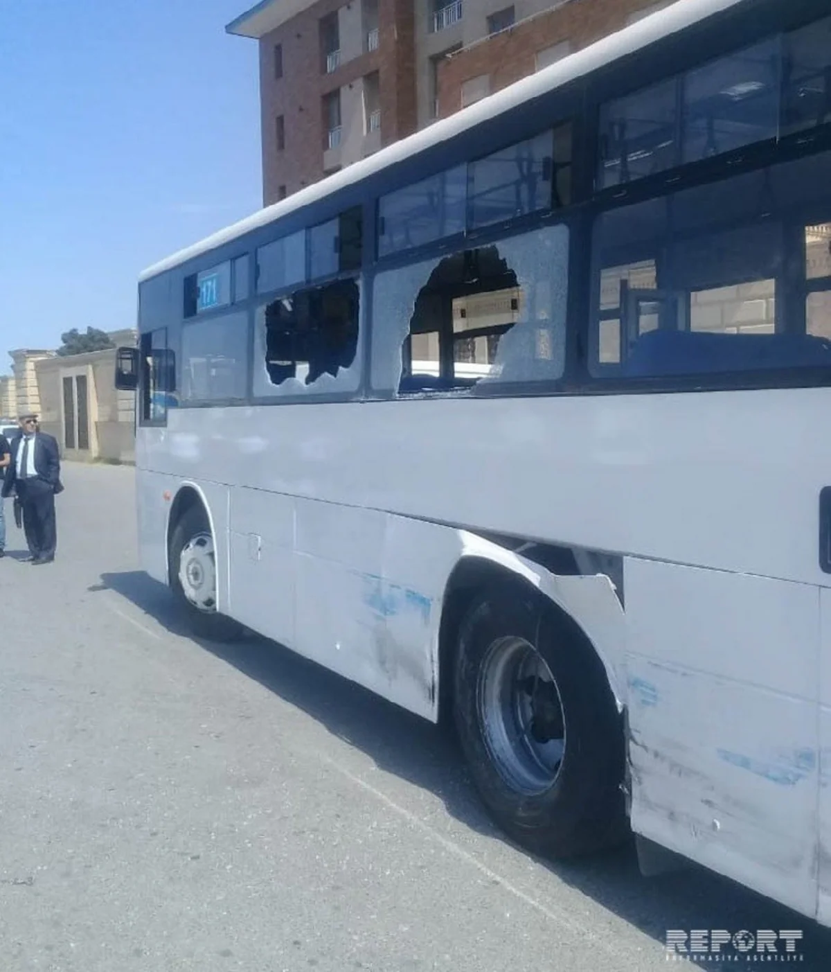 Bakıda sərnişin avtobusu kranla toqquşub, xəsarət alanlar var - FOTO