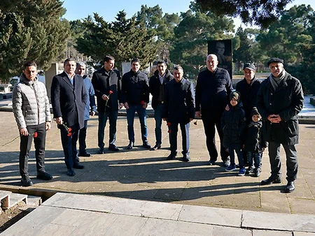 Hakimlər Tofiq Bəhramovun məzarını ziyarət ediblər