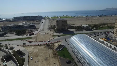 Ağ şəhərdə inşa olunan iki piyada keçidində 8 eskalator quraşdırılacaq