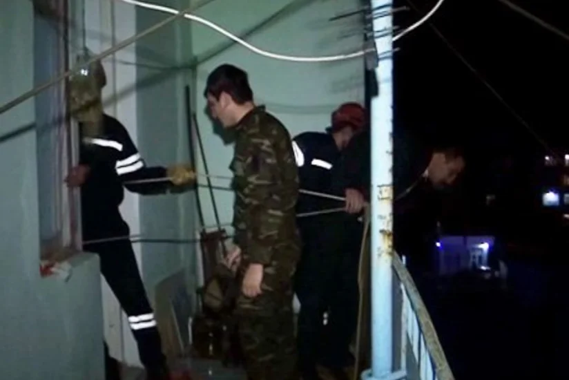 Bakıda bağlı qapı arxasında köməksiz vəziyyətdə qalan şəxs xilas edilib
