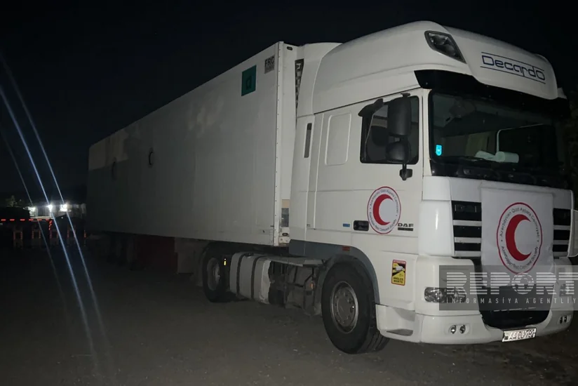 Qarabağdakı erməniəsilli şəxslərin ehtiyaclarını qarşılamaq üçün içərisində un olan iki yük maşını Ağdam-Xankəndi yolunda gözləyir