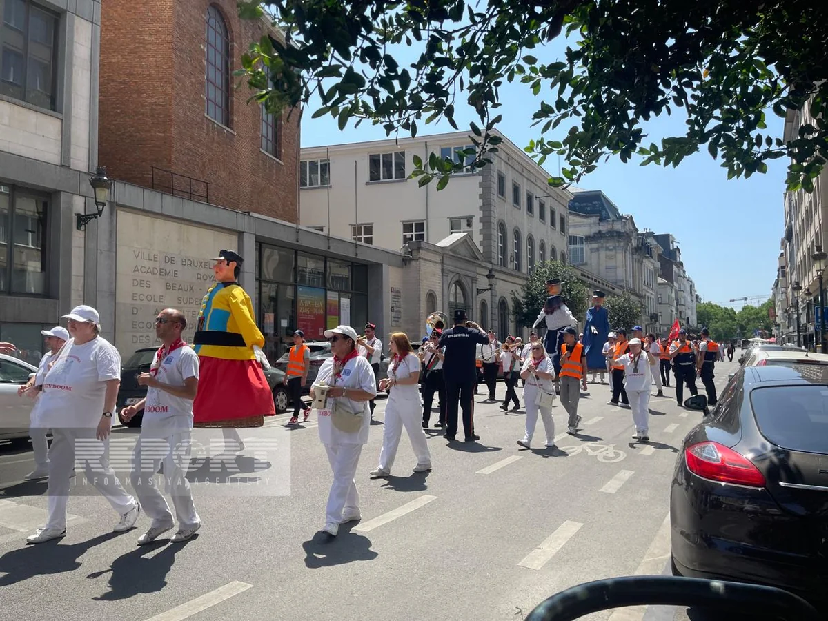 Brüsseldə Madam Şapo yürüşü keçirilir