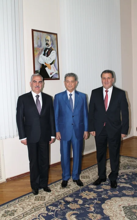 Vasif Talıbov AMEA-nın prezidentinə xatirə medalı hədiyyə edib - FOTO