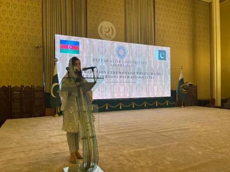 Pakistan Prezidenti Heydər Əliyev Fondunun göndərdiyi əlil arabalarının təqdim olunmasında iştirak edib