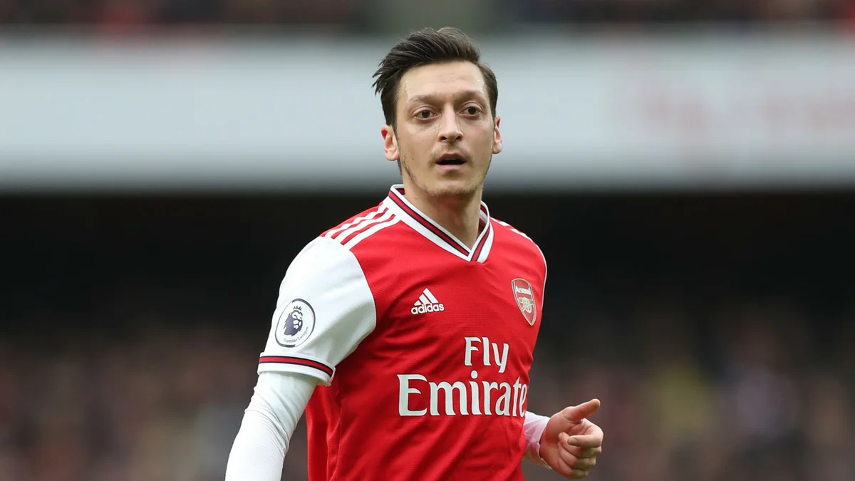 Mesut Özil Arsenalın üçüncü formasını təqdim etdi