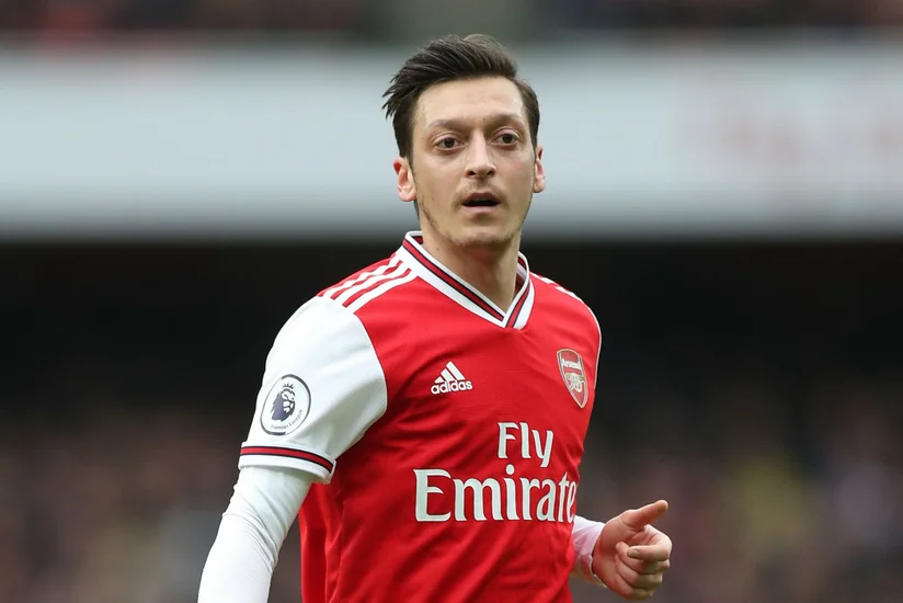 Mesut Özil Arsenalın üçüncü formasını təqdim etdi