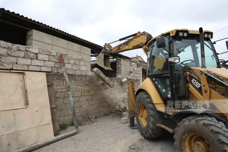 Xəzər rayonunda qanunsuz tikilən qeyri-yaşayış obyektləri sökülüb