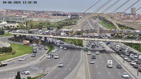 Bakıda bitum daşıyan yük maşını aşıb, maye yola dağılıb - VİDEO