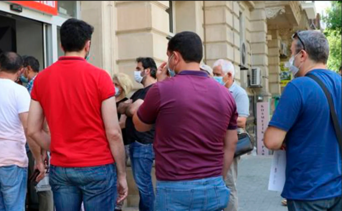 Gəncədə ödəmə terminalının qarşısında növbə üstündə dava edən şəxs həbs edilib - YENİLƏNİB-2