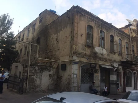 BŞİH: Bakıda qədim bina qəzalı vəziyyətə düşüb, sakinlər köçürülür