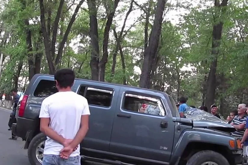 ​Ağdaşda “Hummer” ağaca çırpılıb, 1 nəfər yaralanıb