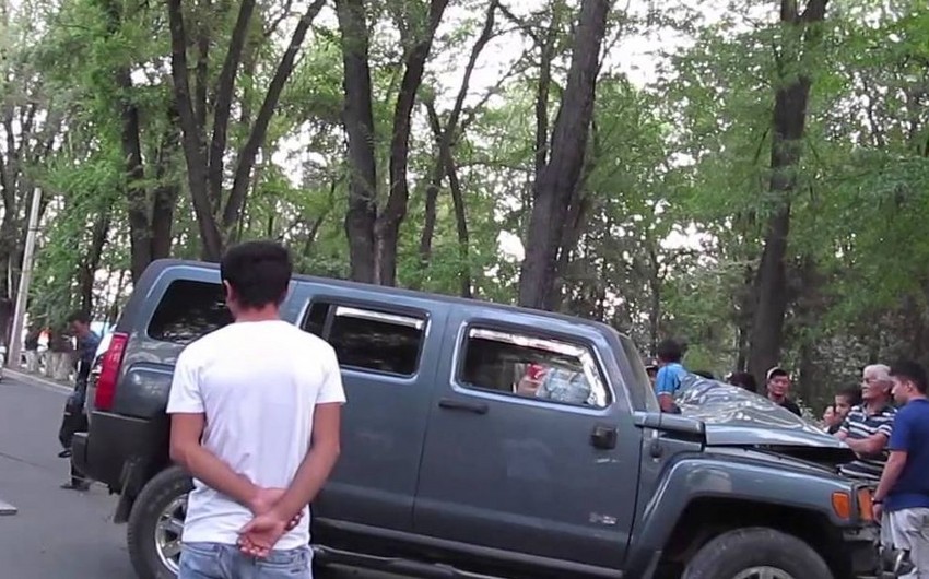 ​Ağdaşda “Hummer” ağaca çırpılıb, 1 nəfər yaralanıb
