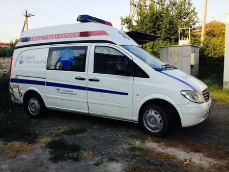Yevlax xəstəxanasından xəstələri təxliyyə edən ambulans Mingəçevirdə qəzaya düşüb