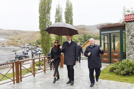 Prezident İlham Əliyev Şamaxının Dəmirçi kəndində görülən işlərlə tanış olub