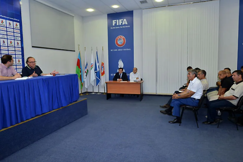 ​Bernhard Lippert Azərbaycanda klub nümayəndələri ilə görüşüb